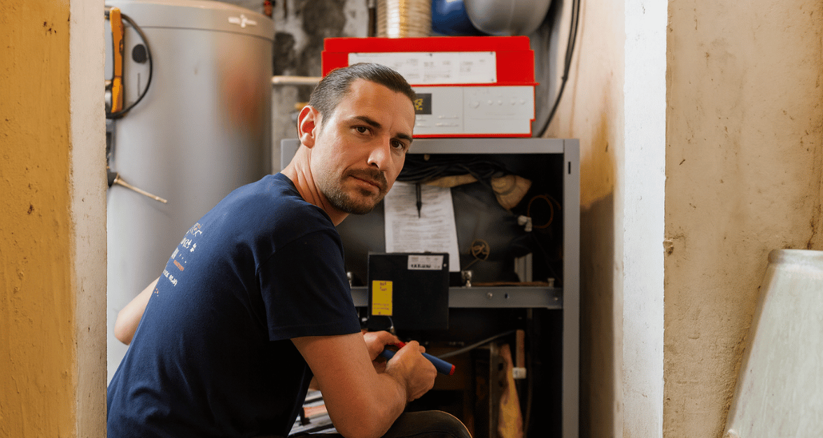 Technicus voert het onderhoud van een ketel uit