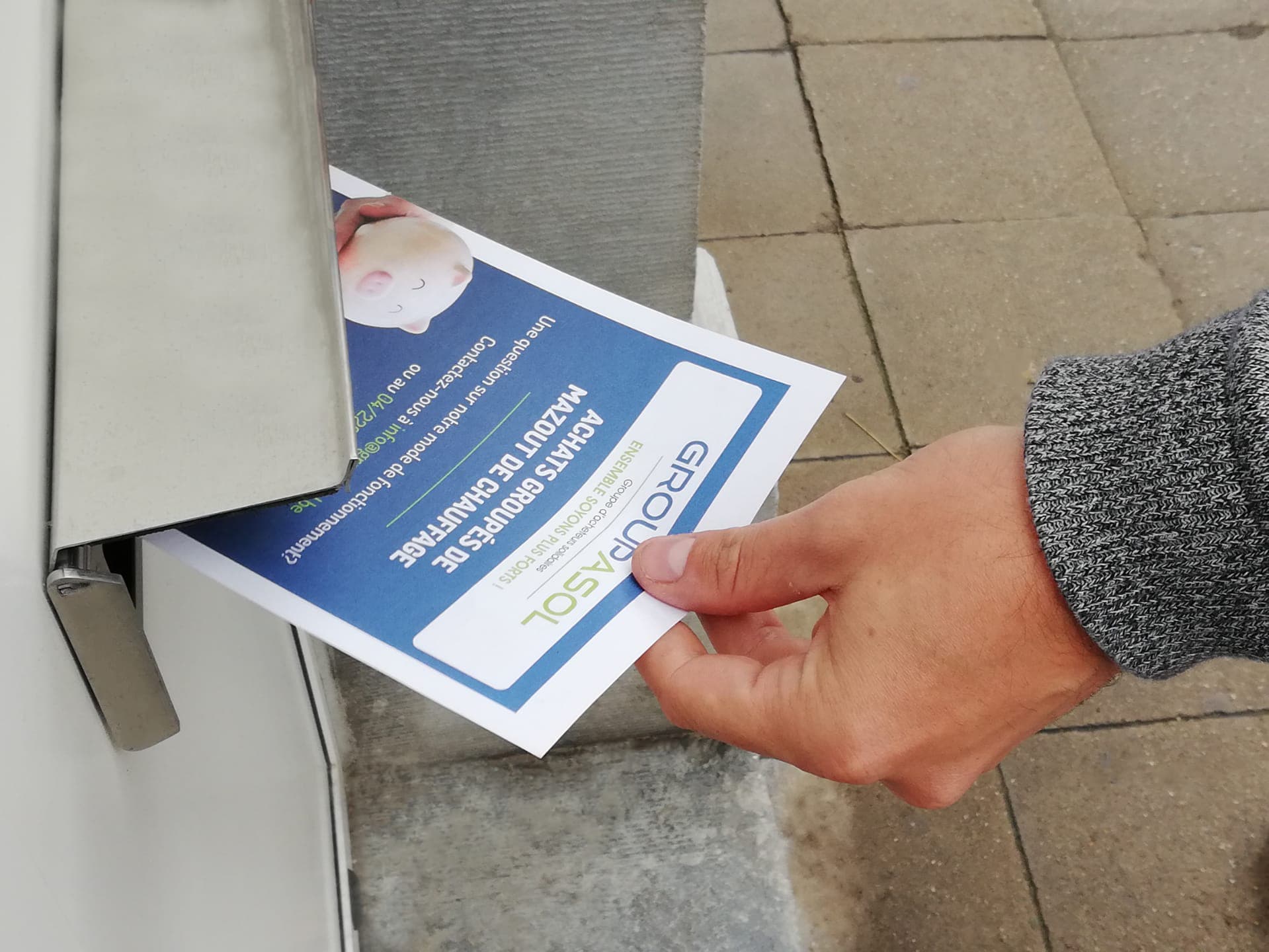 Brochure Groupasol glissée dans une boîte aux lettres